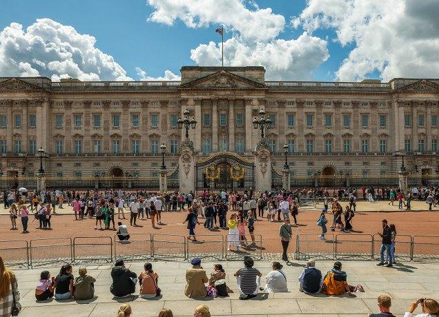 buckingham palace secret passageway: buckingham palace with tourists walking past it