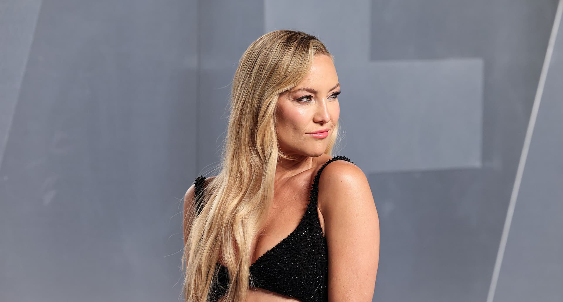 kate-hudson-ab-routine-oscars-uni