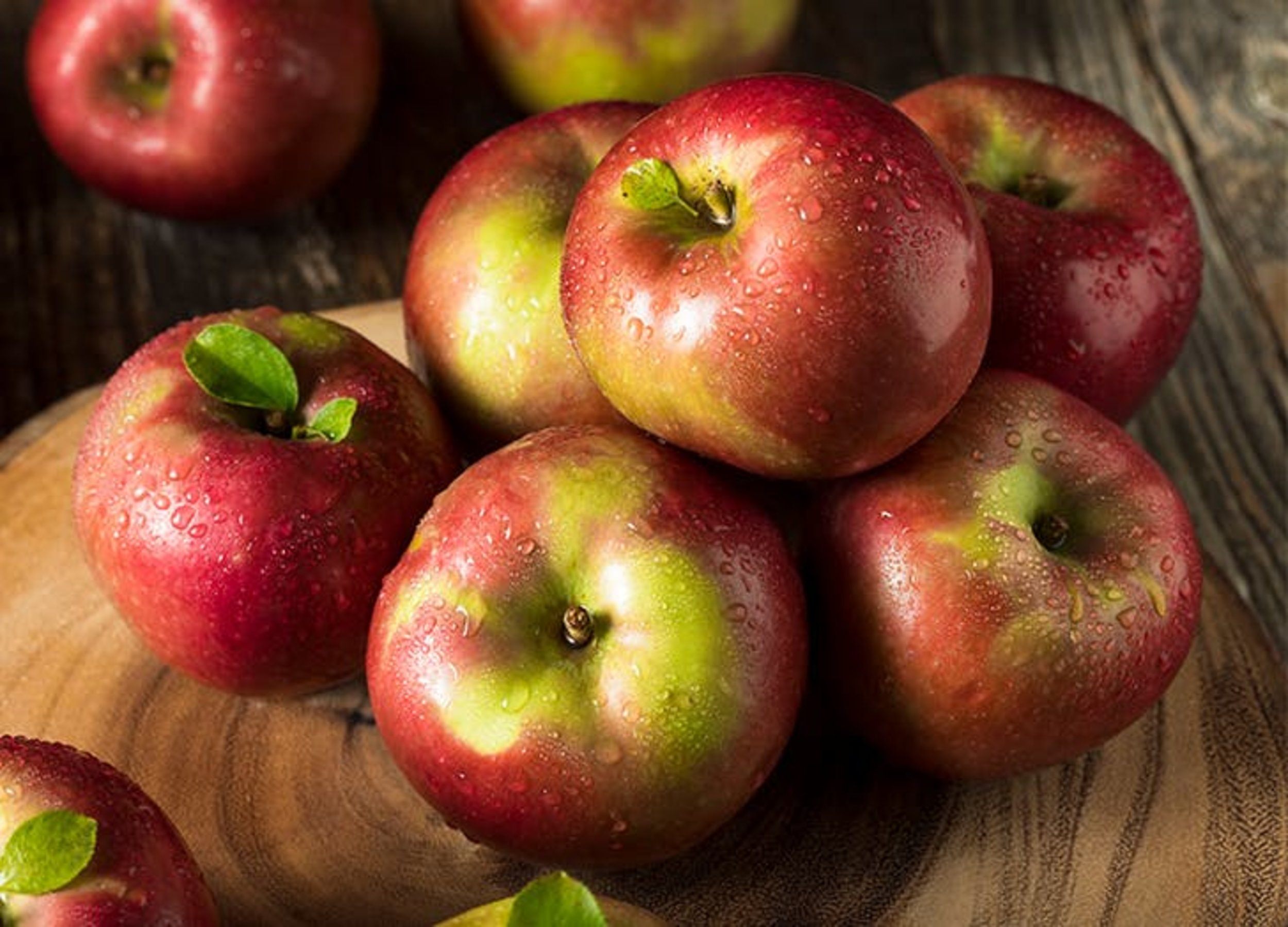 12 Types of Apples For Baking & Snacking